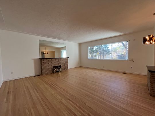 Spacious 4 Bedroom Home In Desirable Highlands – Character, Comfort & Convenience! - Photo 1