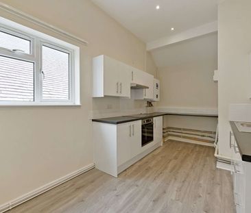 A unique and generously proportioned apartment, ideally located in ... - Photo 3