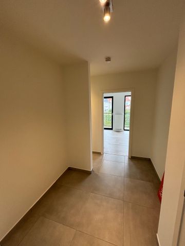 Modern en energiezuinig appartement (EPC A) met 2 slaapkamers, 2 parkeerplaatsen met laadpaal – onmiddellijk beschikbaar - Photo 2