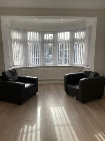 3 bedroom flat to rent - Photo 3