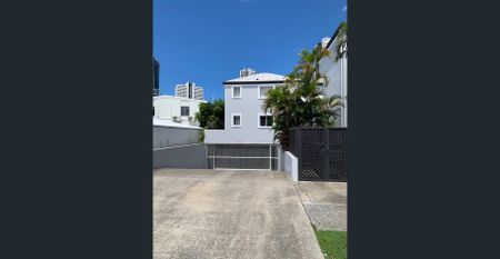 UNIQUE & IMMACULATE - Photo 2