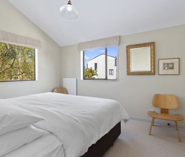Mid Century 2 Bedroom in City - Photo 2