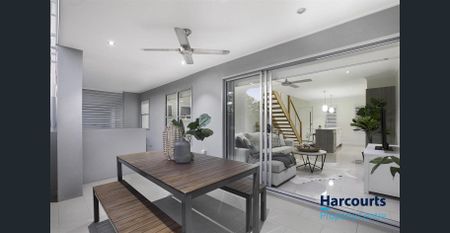 Gorgeous Three Bedroom Townhouse in Prime Location - Photo 4