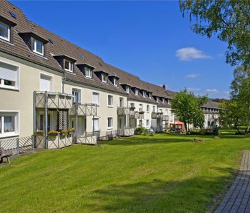 Gut geschnittene 2-Zimmer-Wohnung im Dachgeschoss mit neuem Badezim... - Photo 2
