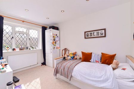 Foxdene, Godalming - 4 bedrooms Property for lettings - Seymours - Photo 2