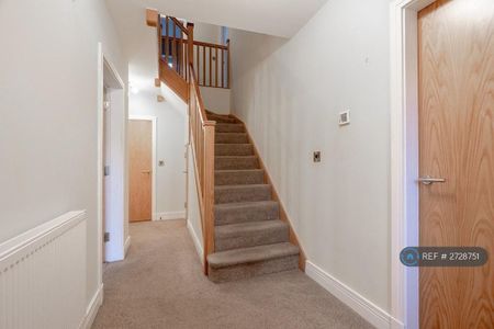 4 bedroom detached house to rent - Photo 2