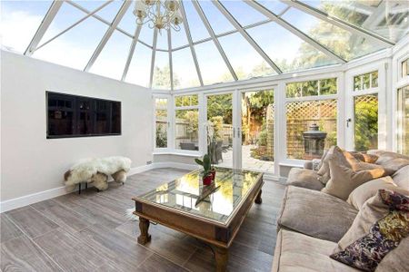 A luxurious four bedroom mews townhouse in a private development. - Photo 2