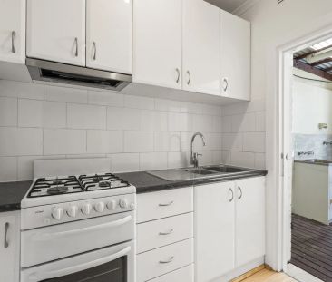 Charming Two-Bedroom Terrace in the Heart of Vibrant Victoria Street! - Photo 3
