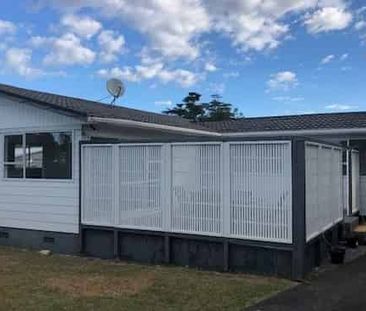 Charming 3-Bedroom House in Auckland's Henderson A - Photo 4
