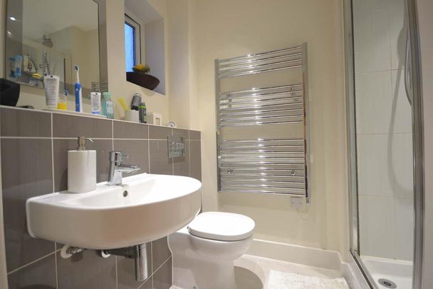 Parkview Way, Epsom, Surrey, KT19 8FF - Photo 1