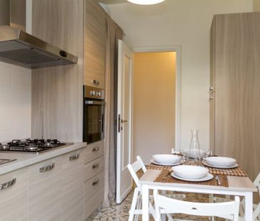 Elegant private room located on Via Maniago - Photo 3