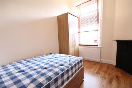 3 bedroom flat to rent - Photo 4