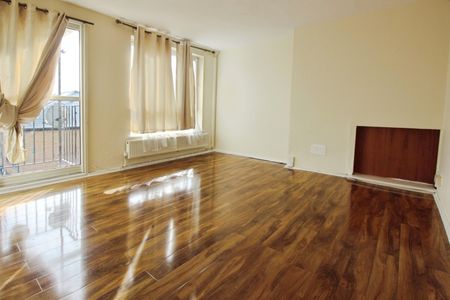 3 bedroom Flat To Let - Photo 2