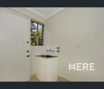 Stylishly Renovated Terrace in Peaceful Cul-de-Sac - Photo 6