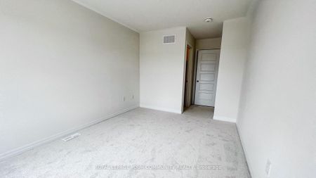 For Lease - 194 Vantage Loop Street, Newmarket, Ontario - Photo 4