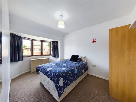 4 bedroom semi-detached house to rent - Photo 3