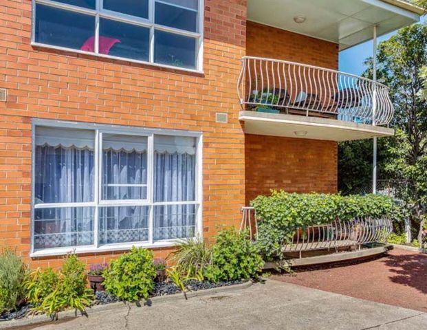 Cozy 2-Bedroom Apartment on Gordon Street, Footscray – Great Location with Secure Parking - Photo 1