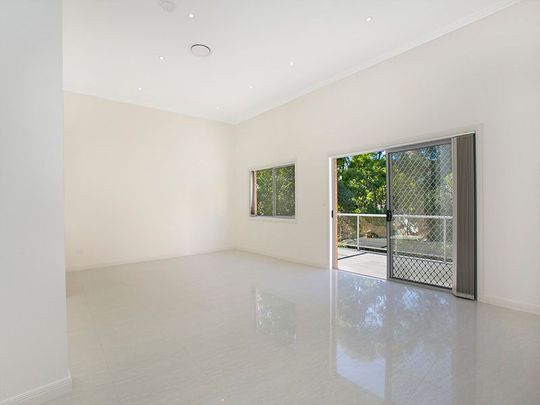 Spacious duplex home... - Photo 1