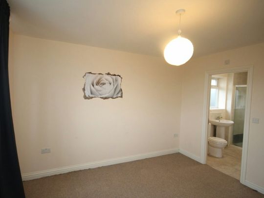 Flat to rent on - Photo 1