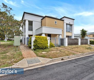 MODERN TOWNHOUSE WITH PARKLAND VIEWS & PRIME LOCATION - Photo 4