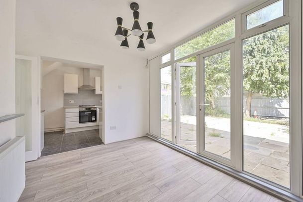 3 bedroom end of terrace house to rent - Photo 1