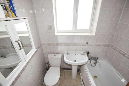 Pettits Lane North, Romford, RM1 - Photo 3