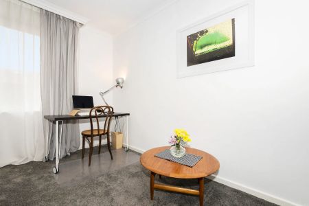 Renovated Top Floor Apartment - Quiet & Convenient Location - Photo 3
