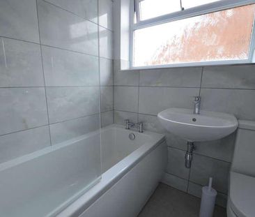 Avondale Avenue, Staines-upon-thames, TW18 - Photo 3