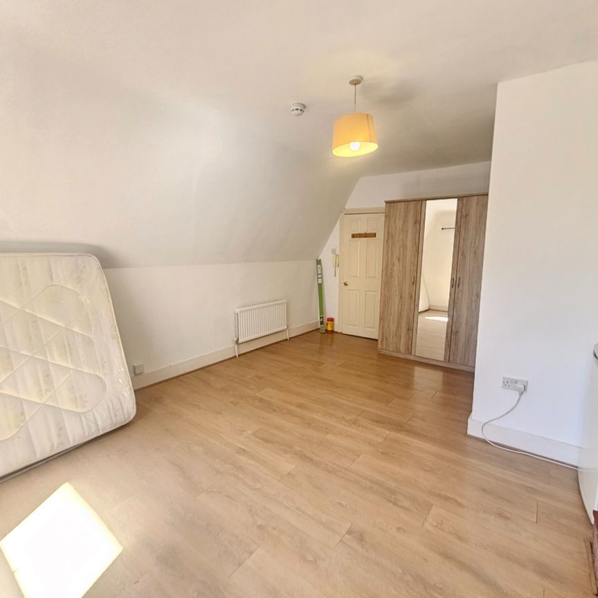 Studio Flat, Madeley Road, W5 - Photo 1