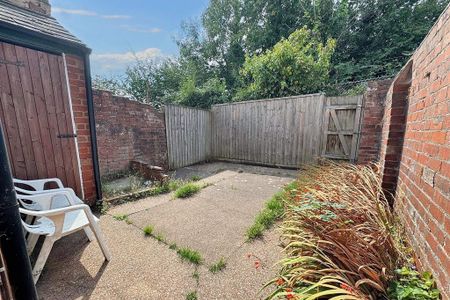 4 bedroom terraced house to rent - Photo 5