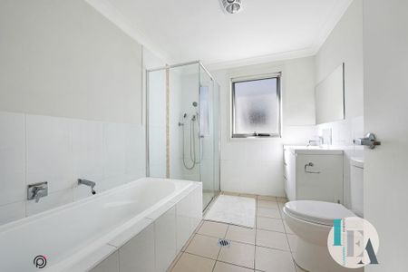 Stylish & Spacious Three-Bedroom Townhouse in Prime Location - Photo 3