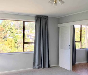 Sunny & Spacious 3-Bedroom House in Torbay - Photo 3