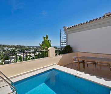 Townhouse in Nueva Andalucía - Photo 2