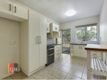 CENTRALLY LOCATED, 3 BEDROOM UNIT WITH AIR CONDITIONING - Photo 5