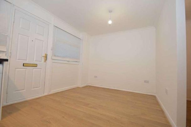 Row Town, KT15 - Photo 1