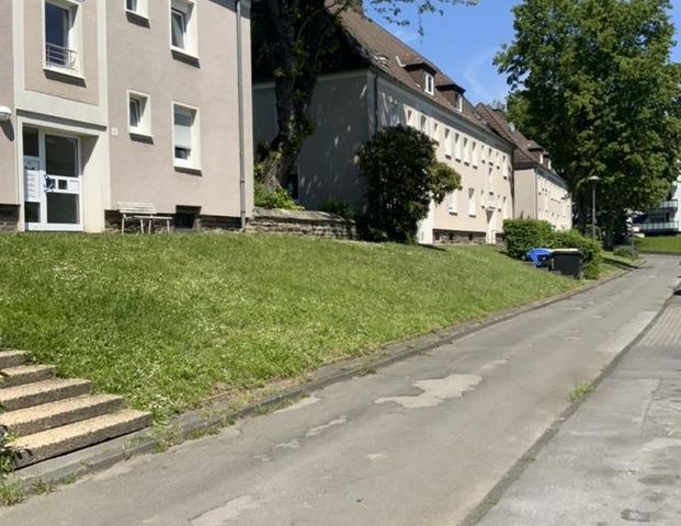 Sofort mieten und 200EUR Gutschein sichern! 2 Zimmer Dachgeschosswohnung in Grumme - Photo 1