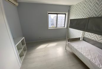 4 bedroom flat - central location (Belgian Tavern Area)