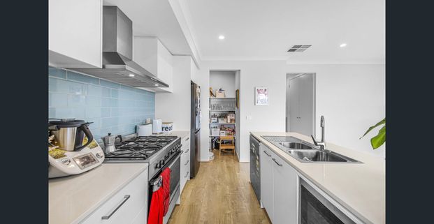 Charming family home with side access in Coridale! - Photo 1