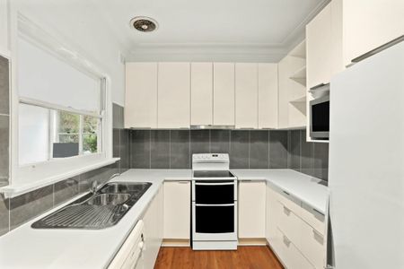 Spacious Family Home for Rent - 29 Price Street, Lidcombe - Photo 4