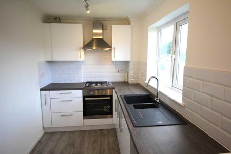 2 bedroom end of terrace house to rent - Photo 3