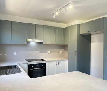 2-Bedroom Unit in Surfers Paradise - Coastal Living at Its Best! - Photo 3