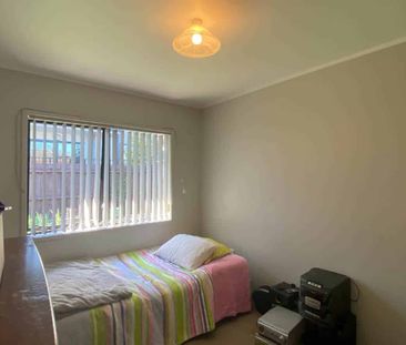 Beautiful brick & tile family home with garage - Photo 1