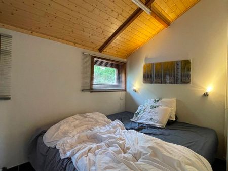 Charmante, losstaande éénslaapkamerwoning met ruim terras/tuin. Deze woning maakt deel uit van een vierkantshoeve en beschikt over een ruime keuken, woonkamer, slaapkamer en badkamer. - Photo 5