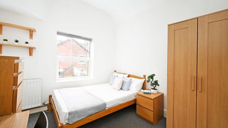 4 bedroom terraced house to rent - Photo 5