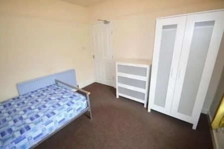 7 Bed End Terrace, Clifton Boulevard, NG7 - Photo 4