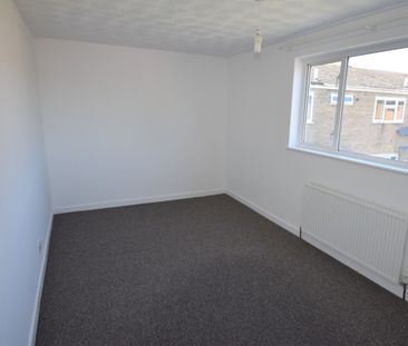 4 bedroom Mid Terraced House - Coventry Close, Stevenage - Photo 4