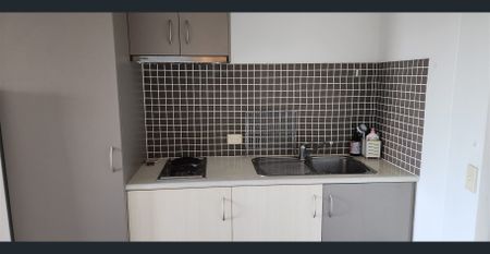 Level 5 lake and hinterland views. A quiet fully furnished studio with air conditioning, washing machine and free Wifi. - Photo 4