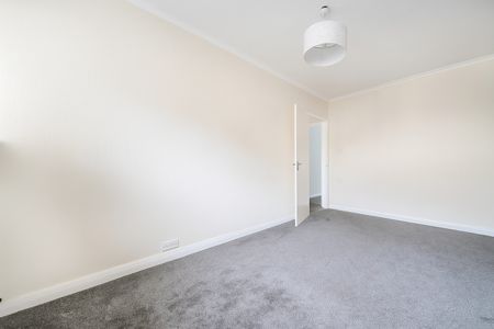 3 Bed Flat, Harlesden, NW10 - Photo 2