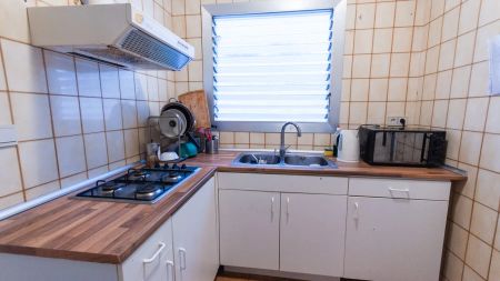 Room in a shared 10-bedroom apartment for rent in El Putget i Farró, bills included, professionals only - Photo 2