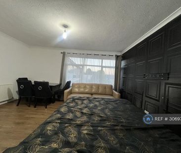 1 bedroom in a flat share to rent - Photo 1